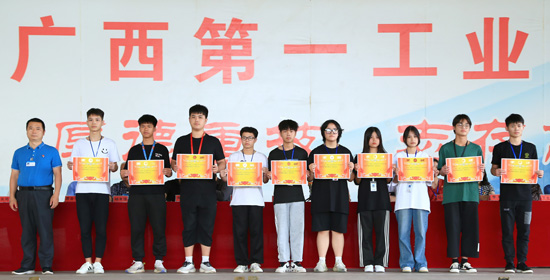 1653449384161546.jpg 5.学校领导为“文明班级”颁奖.jpg