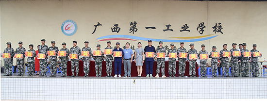 1663834664344495.jpg 7.学校领导为获奖集体和个人颁奖.jpg