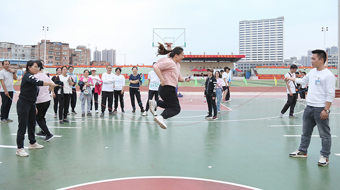 18.教师在参与跳绳项目..JPG