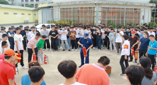 5.学生在学习灭火器的使用方法.jpg