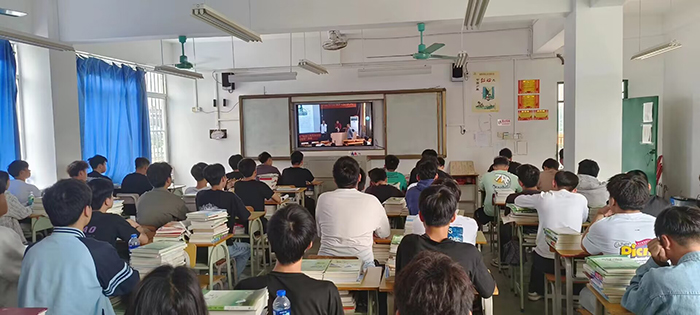 04.学生在教室收看讲座直播.jpg