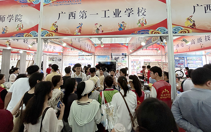 14.学校参加梧州职业学院举办的广西2023年职业教育活动周主题展示.jpg