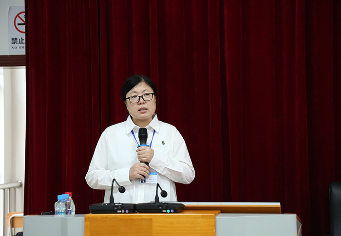 4.表彰会上，获奖教师代表王志华发言.jpg
