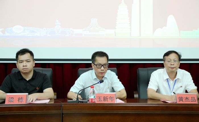 5.表彰会上，自治区应急管理厅党委委员、副厅长玉新年（中）讲话.jpg