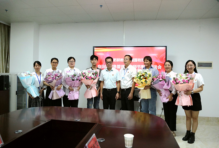 8.座谈会上，教师代表与厅领导、校领导合影.jpg
