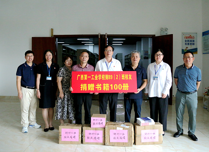 89级校友代表与学校领导、图书馆负责人、教师代表合影.jpg