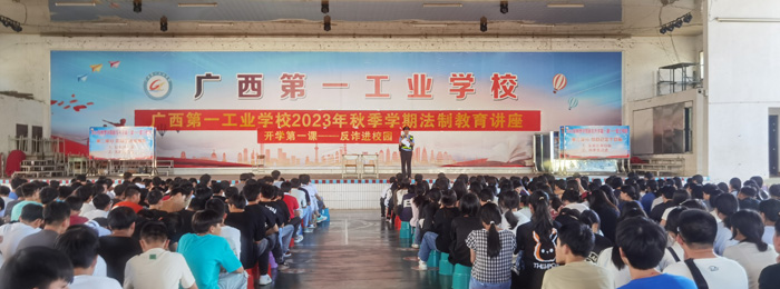 1-腰塘派出所卢雅冬副所长在给学生宣讲.jpg