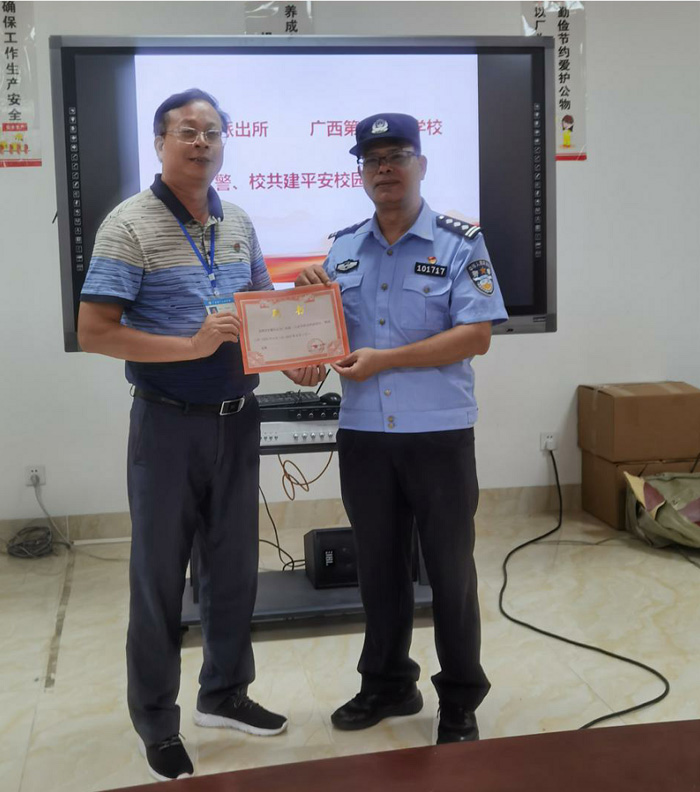5-黄杰品校长为甘强警官颁发“法制副校长”聘书.jpg