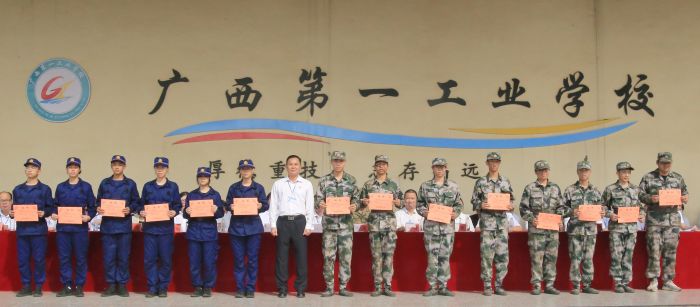 10.副校长覃继翰为“训练标兵”颁奖.jpg