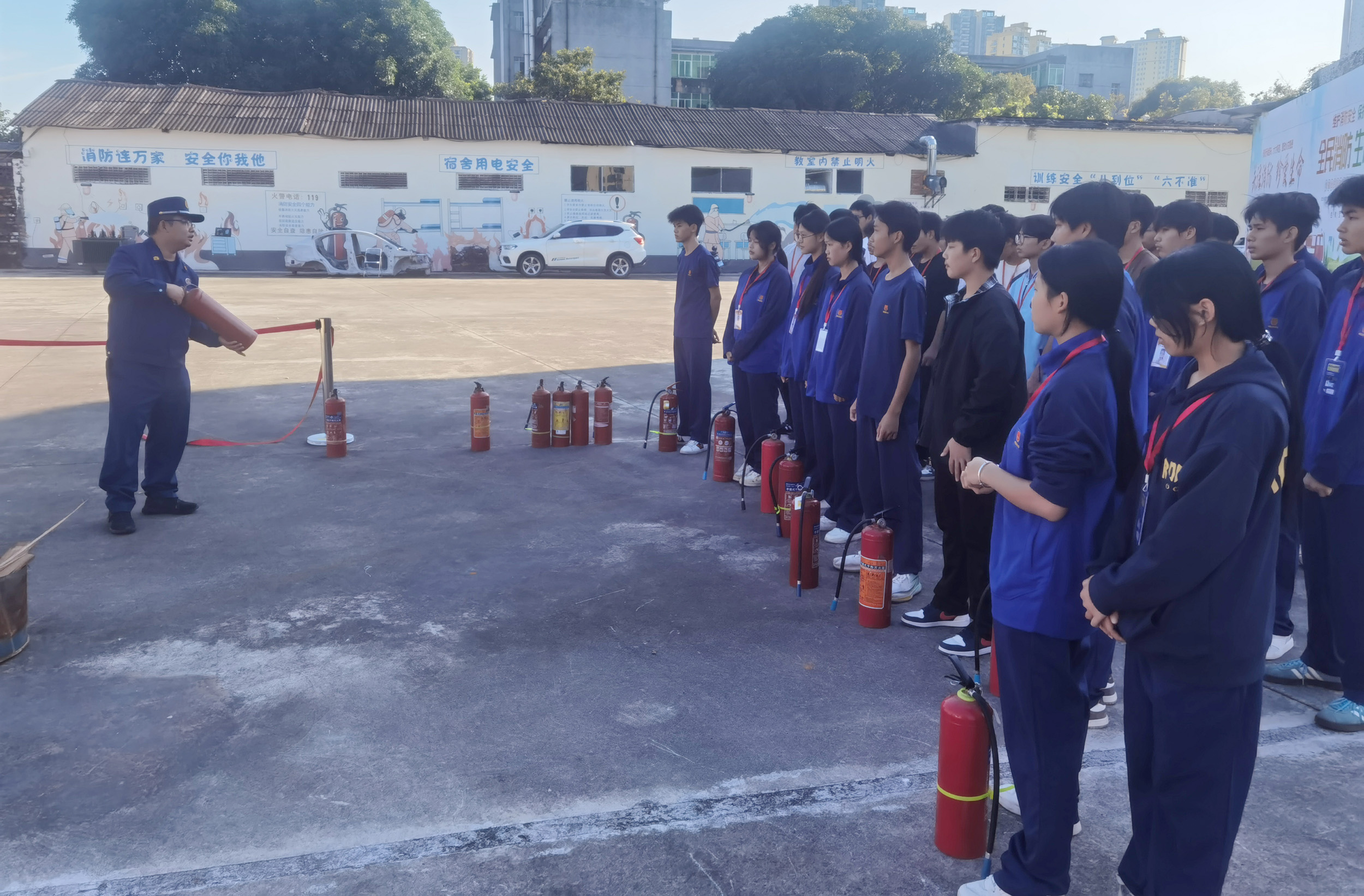 筑牢安全防线 提升自救能力 ——广西第一工业学校成功开展消防安全应急演练